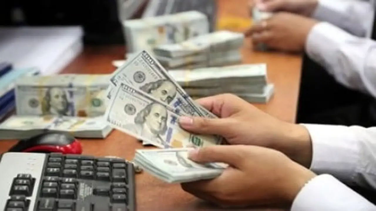 ضغوط مستمرة.. الدولار الأمريكي يواجه تحديات جديدة في الأسواق العالمية خلال ساعات